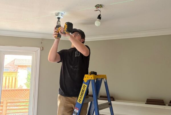 A-licensed-electrician-in-Ontario
